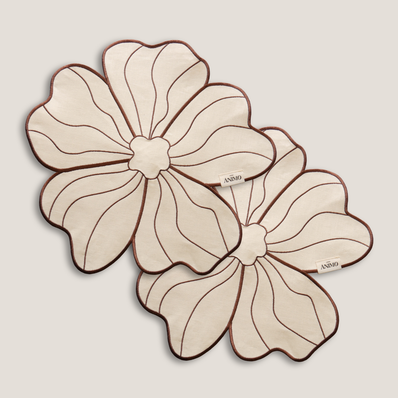 Placemats bloom in beige